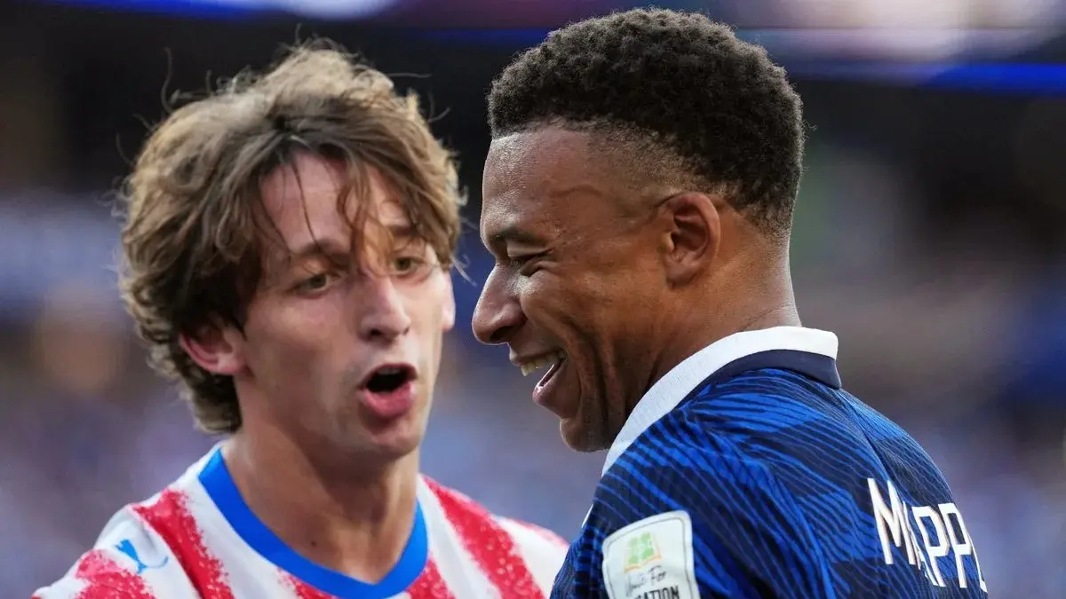 Mbappe ejek pemain Paraguay.