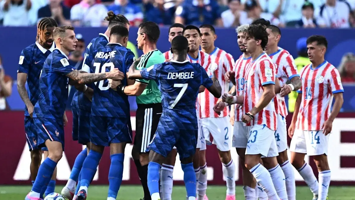 Pemain Prancis dan Paraguay.