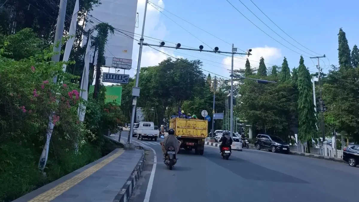 Salah satu ETLE statis yang ada di simpang Kesuma Bangsa.