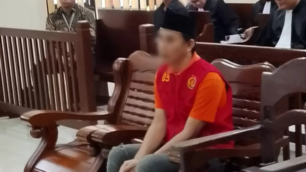 Terdakwa IF mendengarkan putusan majelis hakim di Pengadilan Negeri Balikpapan. Oknum calo pelabuhan ini divonis 4 bulan penjara dalam kasus pemerasan dan penganiayaan terhadap sopir. (Foto: Moeso)