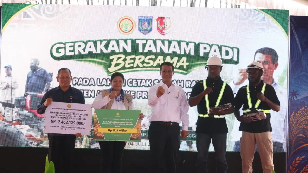 PERKUAT PANGAN: Mentan Amran (tengah) menyalurkan bantuan untuk Papua Selatan. ISTIMEWA