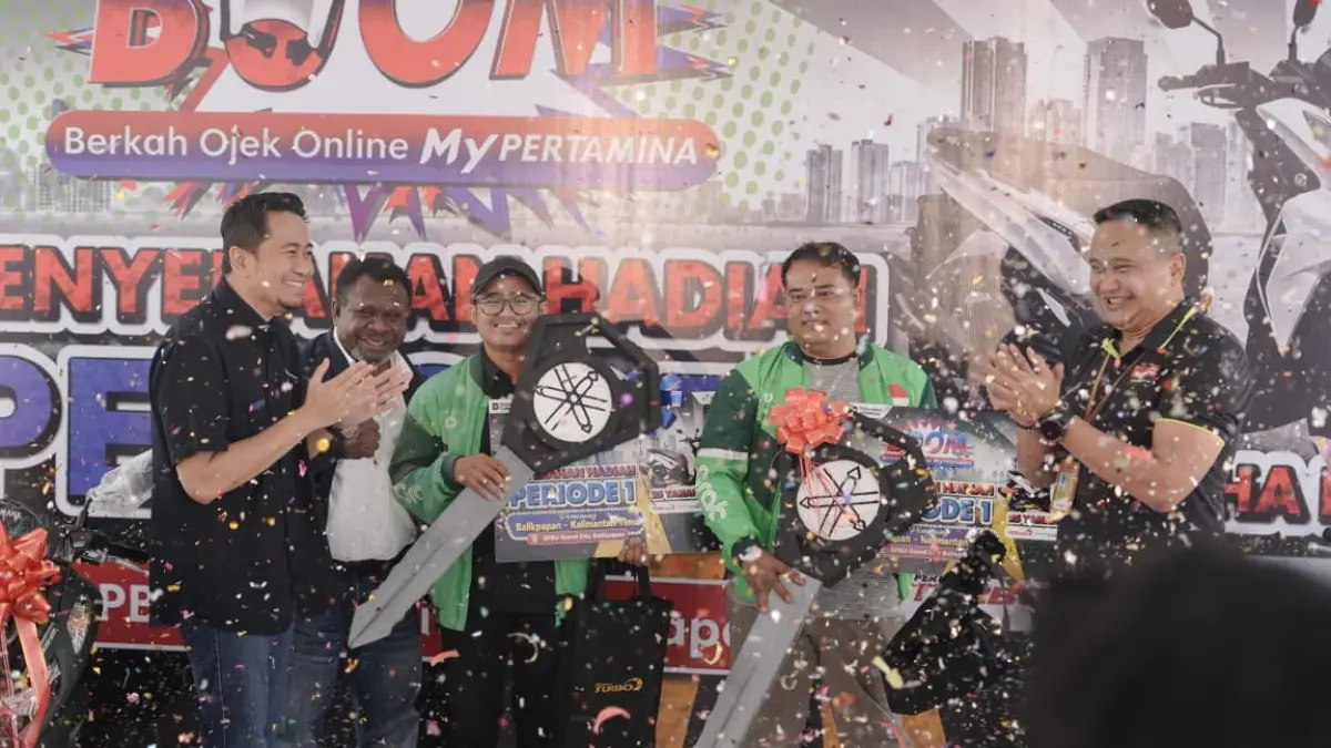 PT Pertamina Patra Niaga Regional Kalimantan menyerahkan hadiah Program Berkah Ojek Online MyPertamina (BOOM) Periode 1 kepada dua mitra pengemudi ojek online asal Balikpapan di SPBU Grand City Balikpapan.