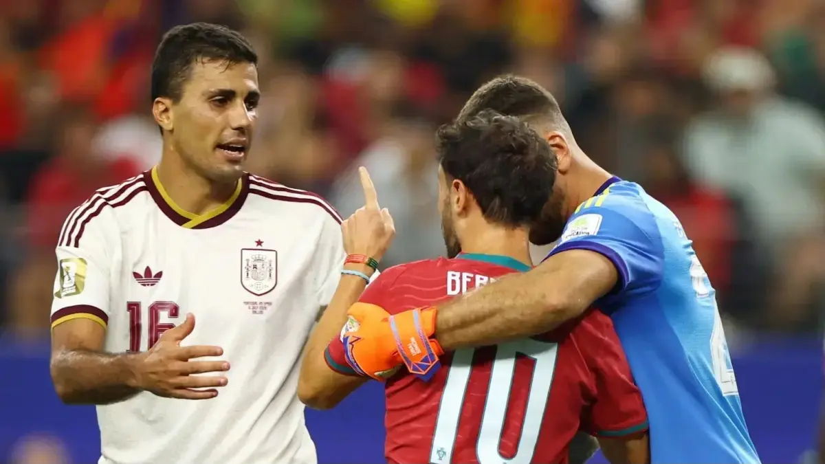Bernardo Silva dan Rodri terlibat adu mulut. (FIFA)
