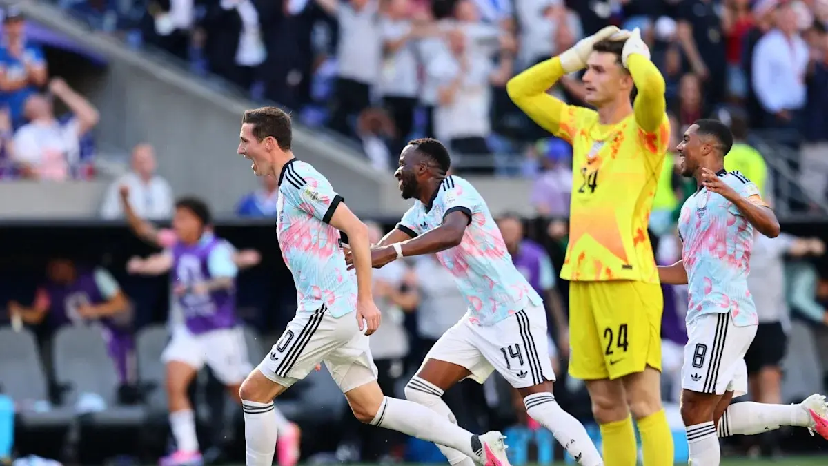 Hans Vanaken selebrasi gol ketiga Belgia bersama Dodi Lukebakio dan Youri Tielemans. Gol terjadi karena kesalahan kiper Matt Freese.