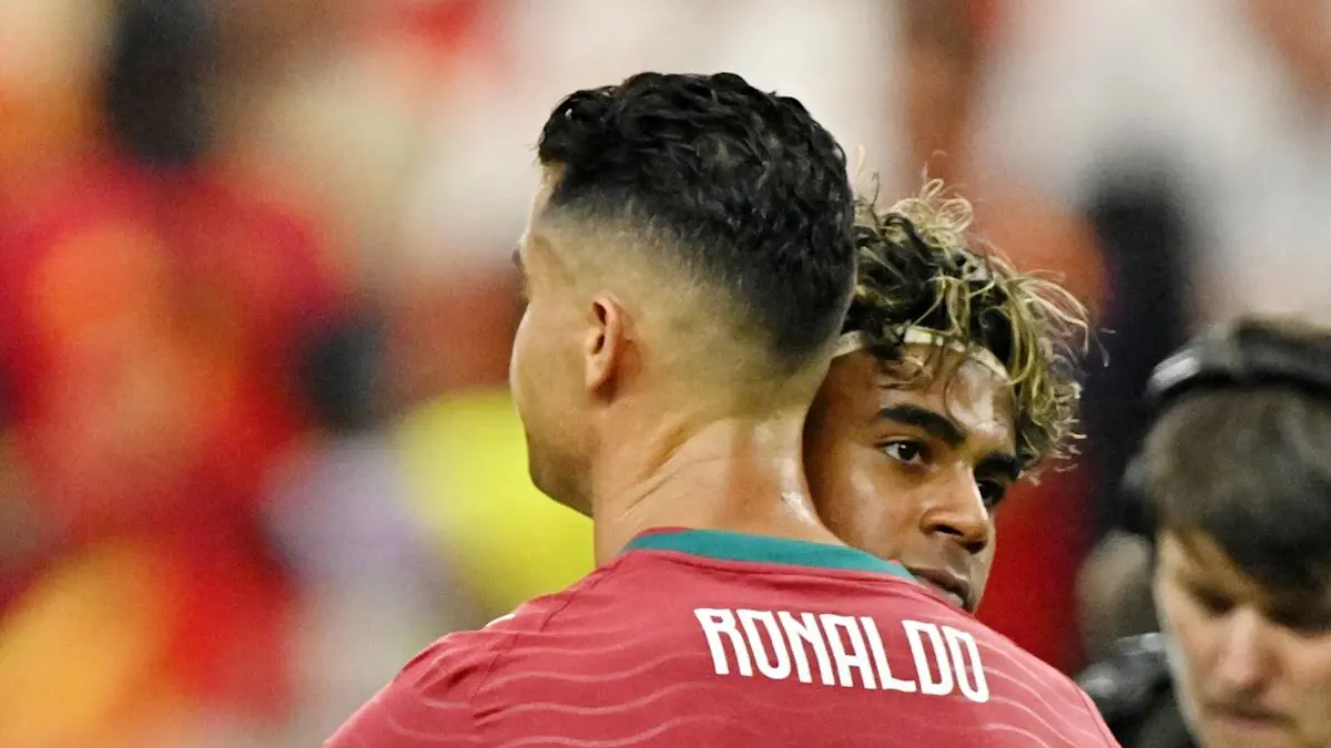 Lamine Yamal memeluk Cristiano Ronaldo.
