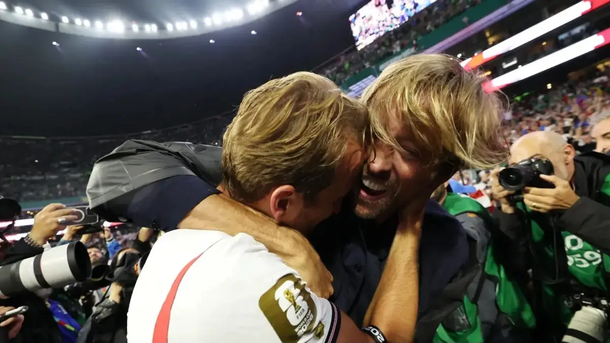 Pelukan emosional Peter Crouch kepada Harry Kane. (FIFA)
