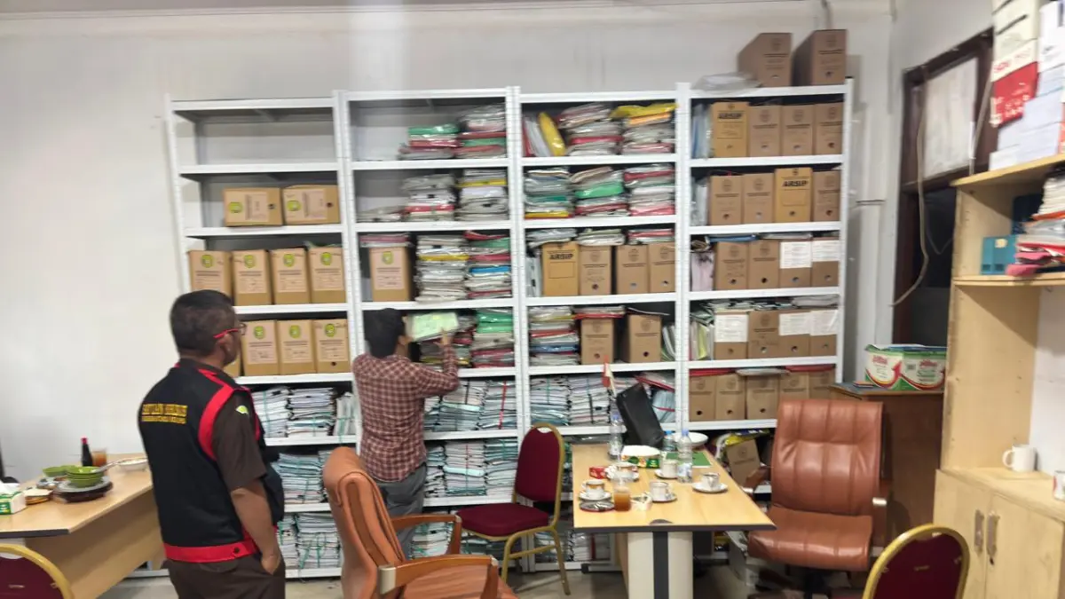 Tim memeriksa kantor Disdikbud Kukar.