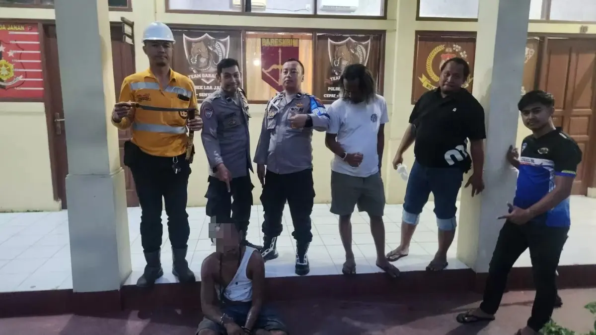 Akibat ulahnya yang meresahkan dan kedapatan membawa sajam, AL diciduk anggota Polsek Loa Janan.