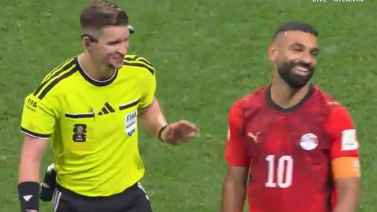 Mo Salah dan wasit yang memimpin pertandingan Mesir vs Argentina.