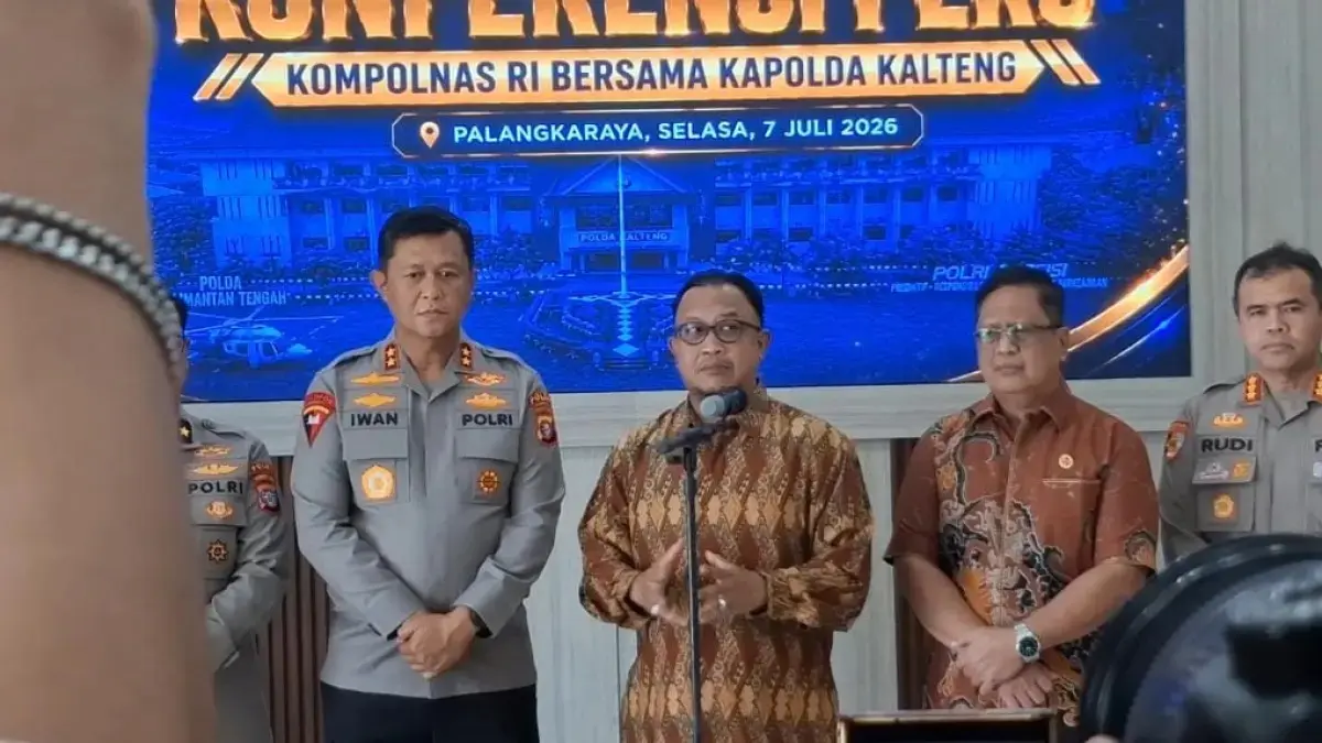 Perwakilan Tim Kompolnas, M Choirul Anam saat jumpa pers di Mapolda Kalteng.(Agus Pramono/kaltengpos.jawapos.com)