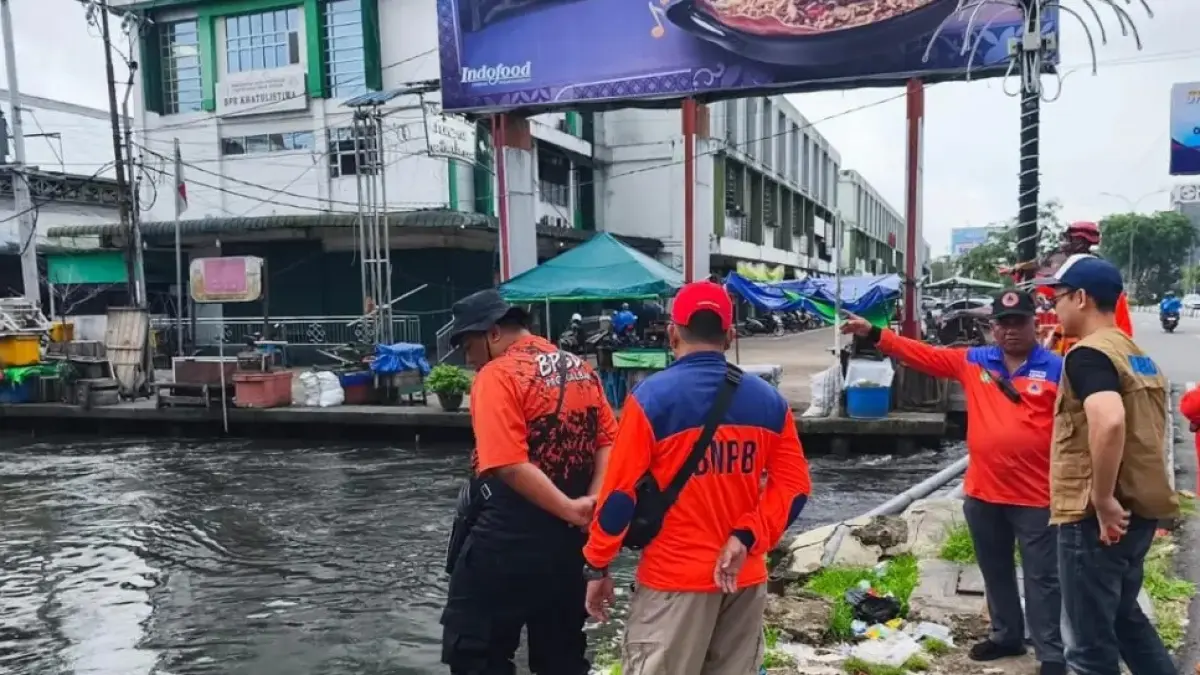 Petugas BPBD Kalimantan Barat memantau kondisi banjir rob dan genangan air di sejumlah ruas jalan Kota Pontianak, Selasa (16/6/2026).