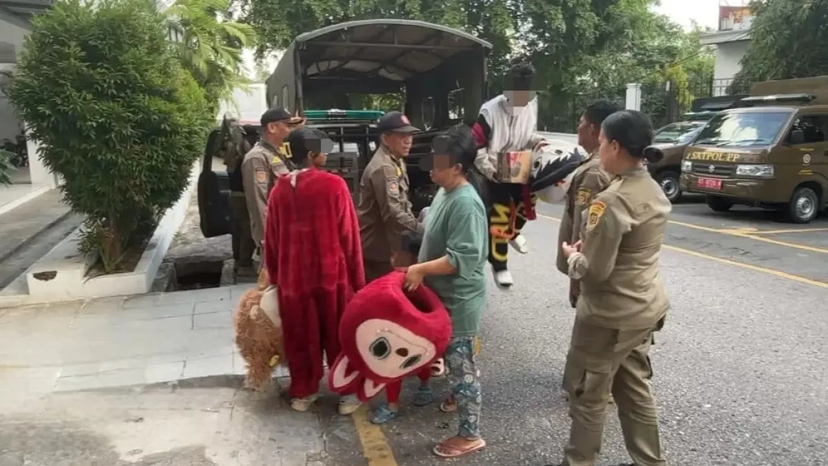 Sejumlah badut dan pembersih kaca, di antaranya anak di bawah umur diamankan petugas Satpol PP Samarinda Ulu saat sedang menjalankan aksinya di seputaran Jalan Pangeran Suryanata (rin)