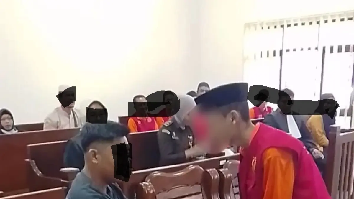 Terdakwa TY tampak berurai air mata saat menjalani persidangan di Pengadilan Negeri Balikpapan dan meminta maaf kepada korban. (Foto: Moeso/Balpos)