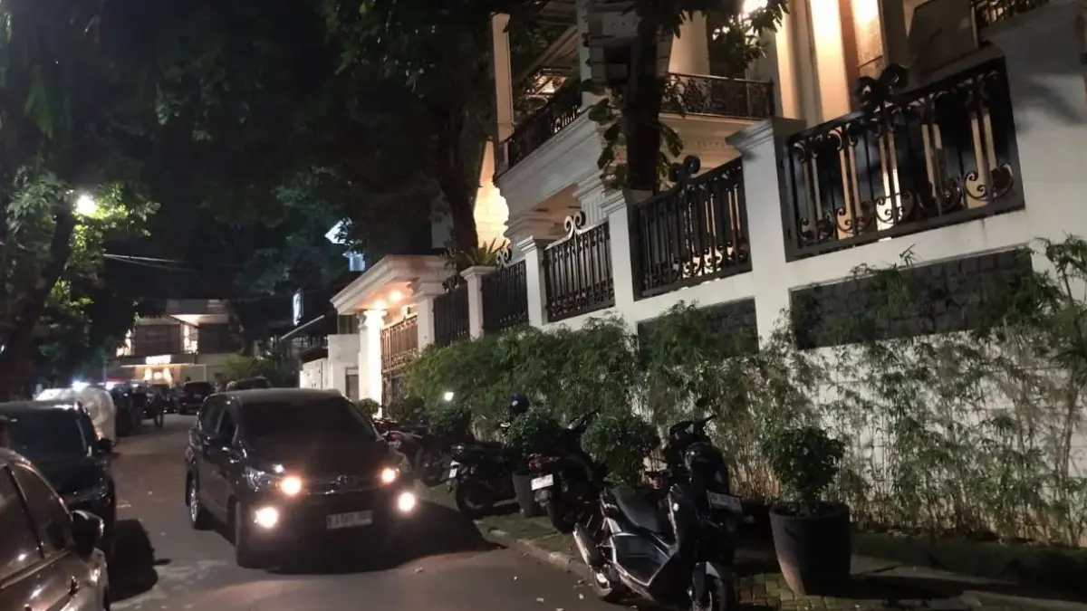Aktivitas di sekitar rumah JAM Pidsus Kejagung Febrie Adriansyah pada Rabu malam (8/7). (Sahrul Yunizar/JawaPos.com)