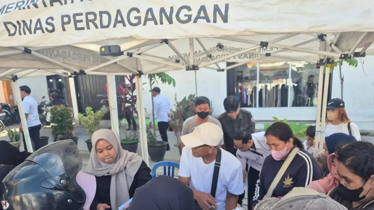 Bazar yang digelar Disdag Samarinda di Pasar Merdeka banyak didatangi warga untuk membeli keperluan sekolah anak-anak mereka.