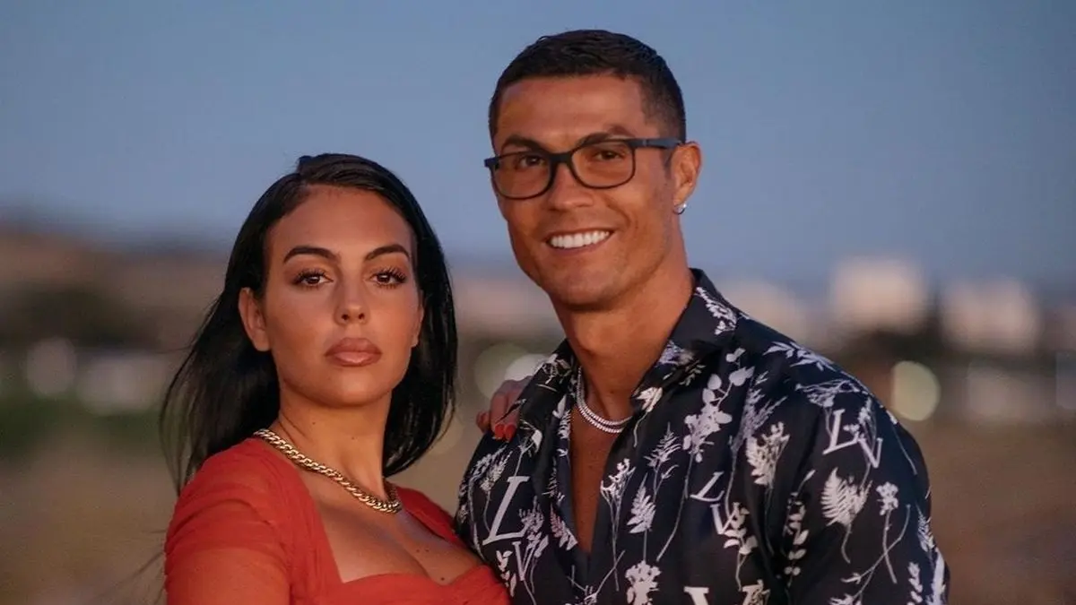 Cristiano Ronaldo dan Georgina Rodriguez beri kado untuk Istri Lionel Messi. (Instagram/georginagio)