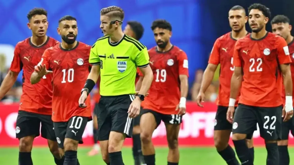 Kapten Mesir, Mohamed Salah (10), melakukan protes kepada wasit saat timnya menghadapi Argentina di Piala Dunia 2026. (nathan ray)
