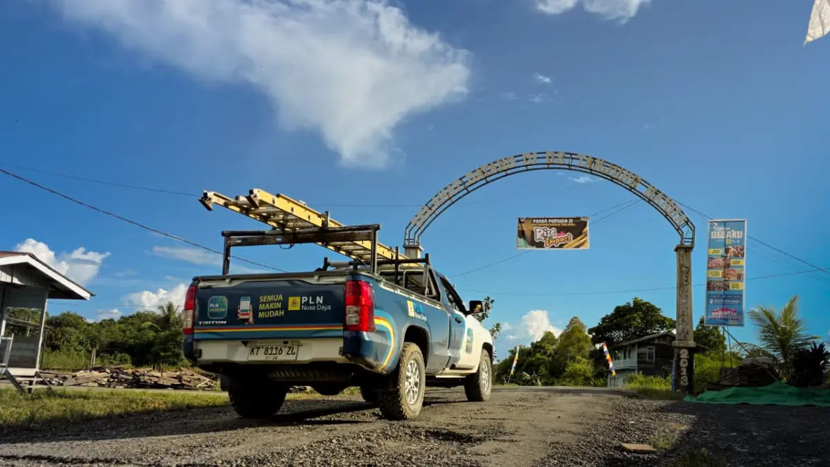 Pegawai PLN Unit Pelaksana Proyek Ketenagalistrikan (UP2K) Benua Etam bersama timnya menempuh perjalanan sekitar sepuluh jam dari Berau menuju Tanjung Nanga. 