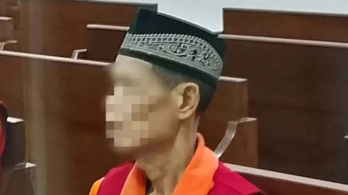 Terdakwa GN saat menanti proses sidang pembacaan tuntutan kasus pedofilia di Pengadilan Negeri (PN) Balikpapan, Senin (6/7/2026). (FOTO: MOESO/BALPOS)