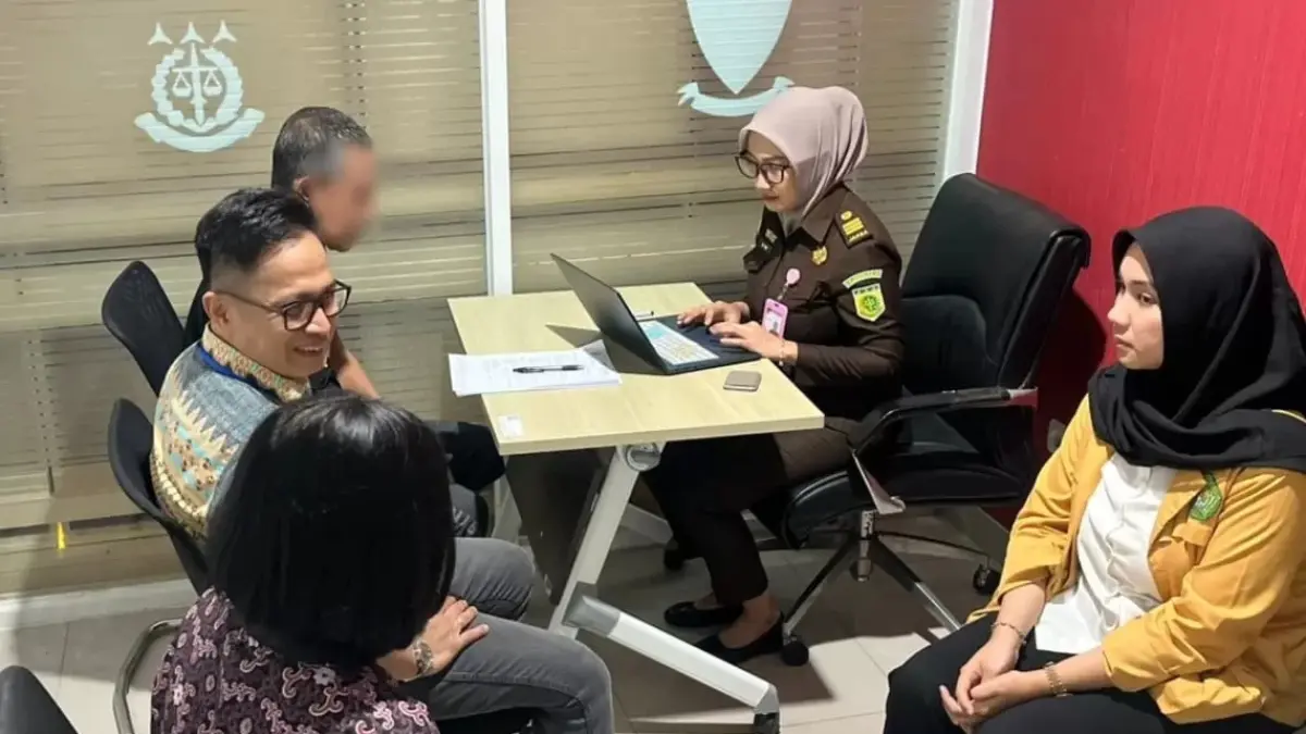 Terduga pelaku (ujung kiri wajah diblur)  saat dilimpahkan ke Jaksa untuk segera didaftarkan perkaranya di Pengadilan Negeri Balikpapan (ist)