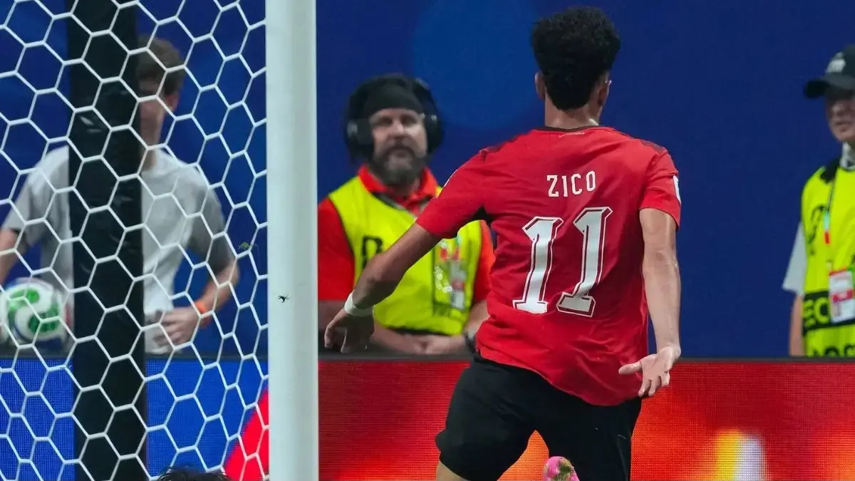Wasit Francois Letexier membatalkan gol Ziko untuk Mesir setelah meninjau VAR dalam laga 16 besar Piala Dunia 2026 sebelum Argentina menang dramatis 3-2 atas Mesir. (Instagram/@egyptnt)