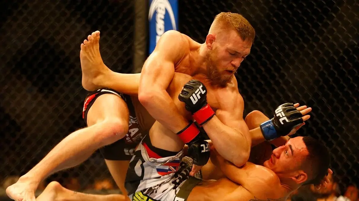 Duel pertama McGregor versus Max Holloway, pada 2013 lalu.