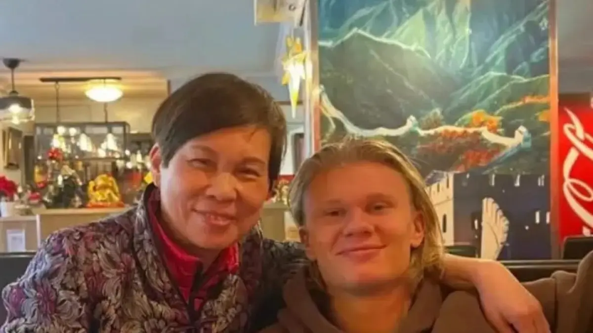 Erling Haaland di restoran Chinese Food favoritnya. (Istimewa)