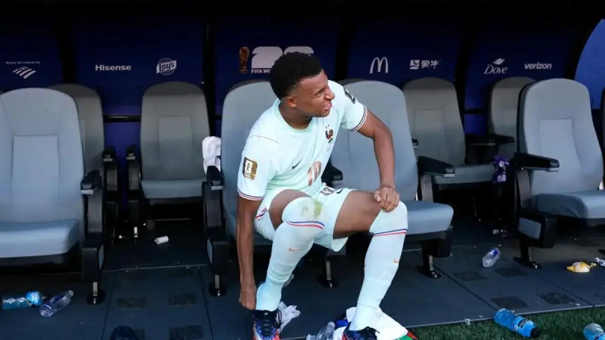 Penyerang Prancis, Kylian Mbappe, duduk di bench usai ditarik keluar dalam laga melawan Maroko. (FIFA)