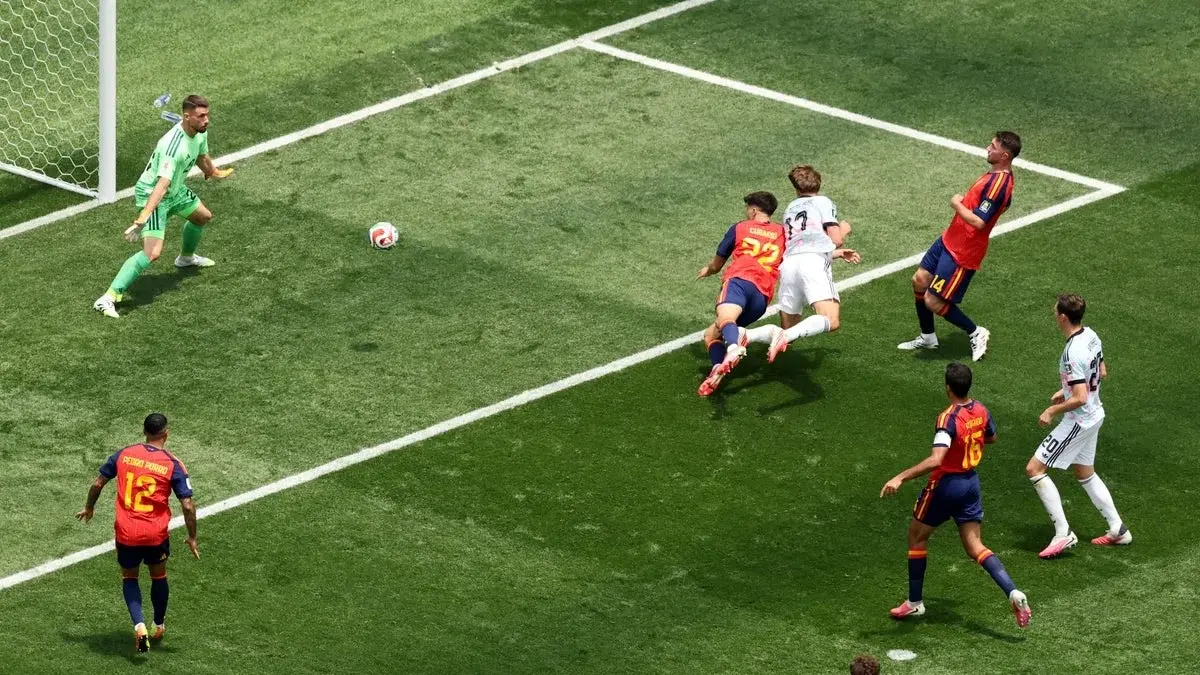 Charles De Ketelaere membobol gawang Spanyol. 