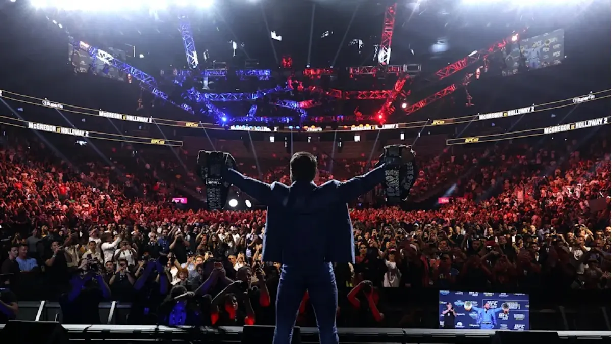 Conor McGregor dalam faceoff melawan Max Holloway.