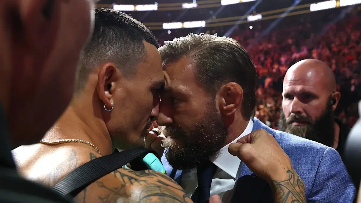 Max Holloway beradu kepala dengan Conor McGregor.
