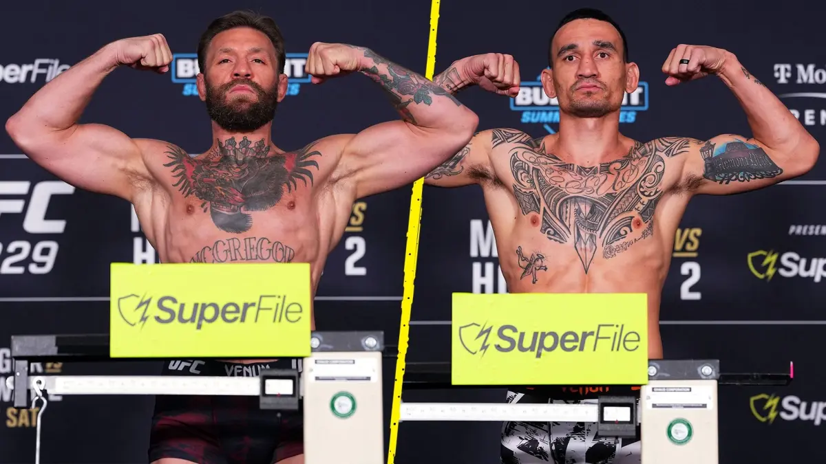 Max Holloway dan Conor McGregor dalam sesi timbang badan resmi dikelas welterweight.