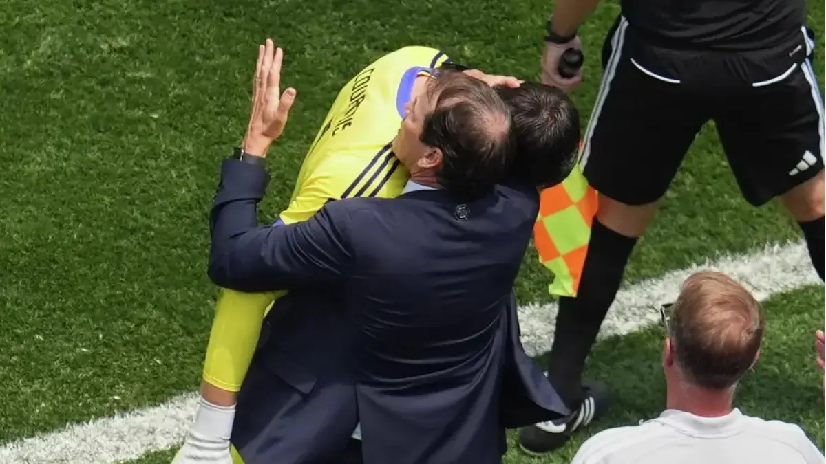 Pelatih Belgia Rudi Garcia memberi pelukan kepada Thibaut Courtois