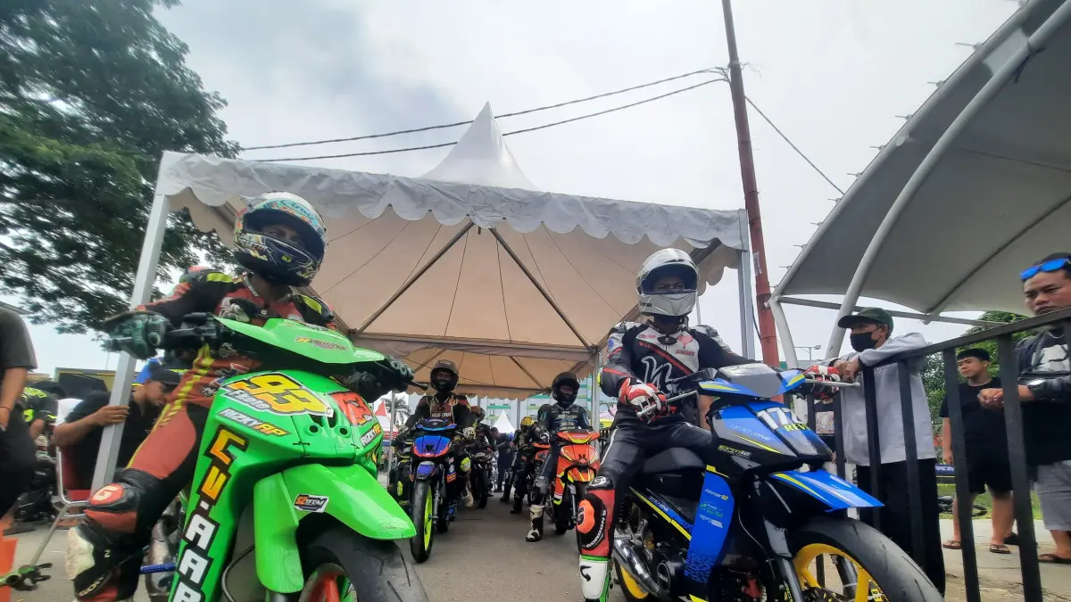 Pembalap bersiap digaris start 