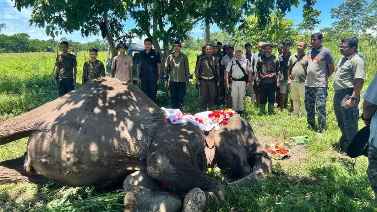 Petugas memberi penghormatan kepada Joymala.