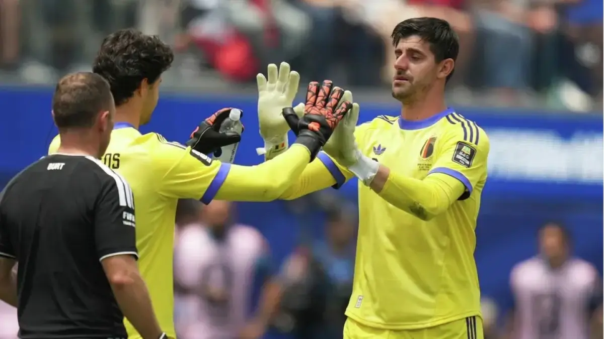 Thibaut Courtois saat digantikan Senne Lammens.