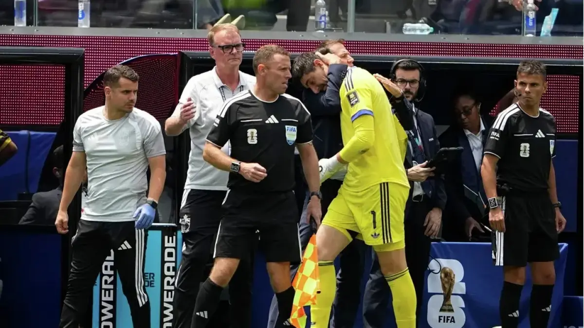 Thibaut Courtois sedih ditarik keluar.