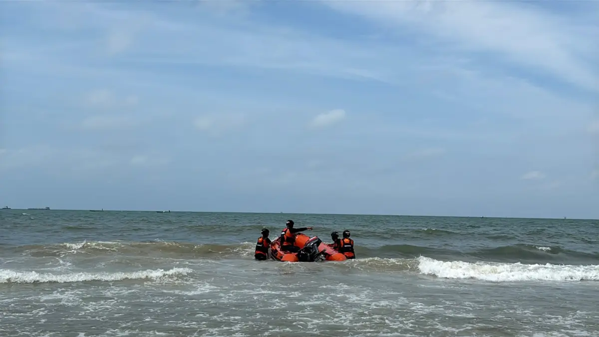 Tim SAR Gabungan melakukan pencarian terhadap seorang anak yang dilaporkan tenggelam saat berenang di kawasan Pantai Kemala, Balikpapan, Sabtu (11/7). Hingga pencarian hari pertama berakhir pukul 17.00 WITA. 