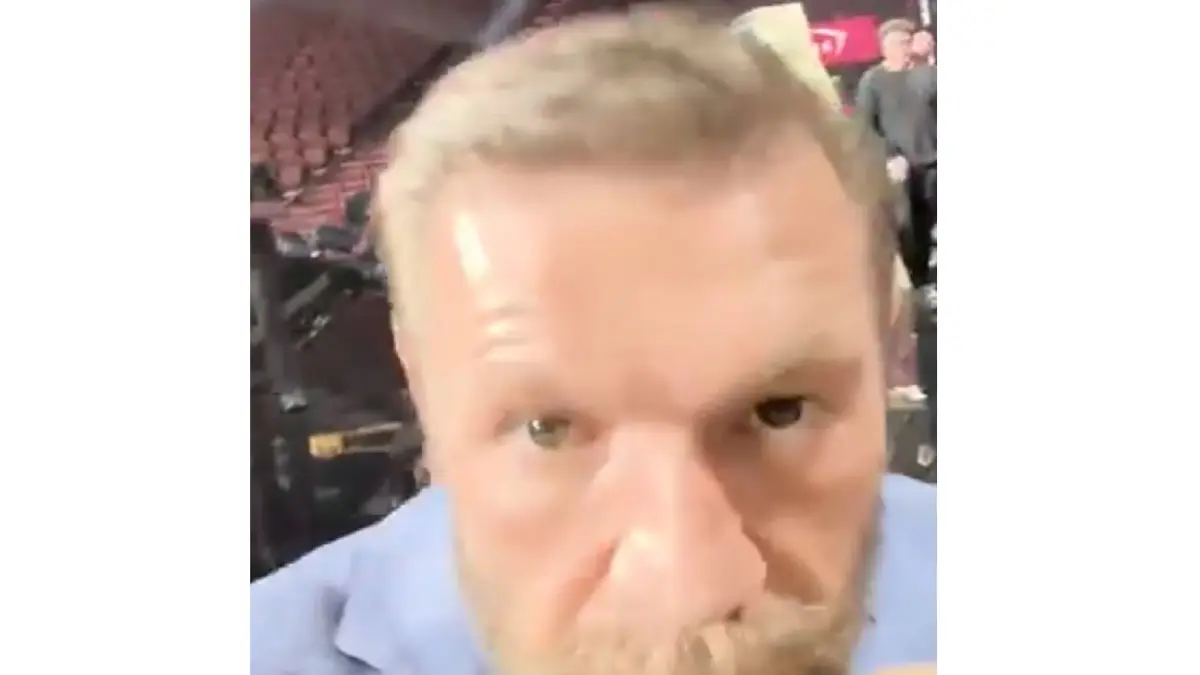 Wajah Conor McGregor tertangkap kacamata pintar milik Max Holloway saat faceoff.