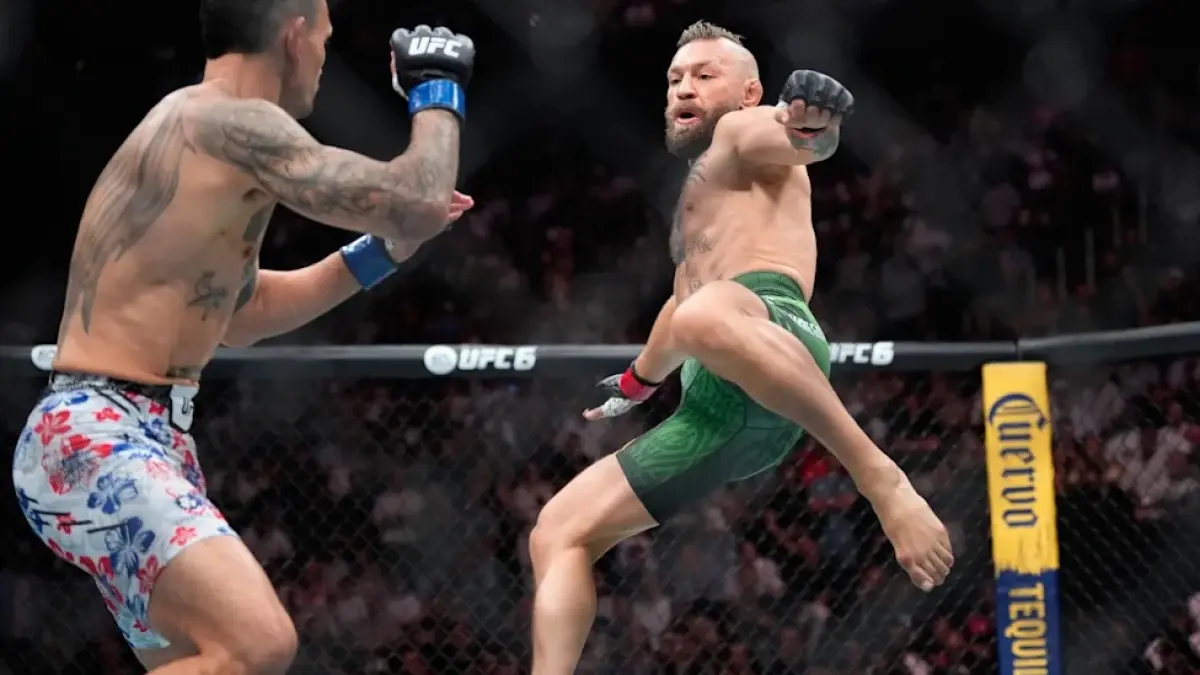 Aksi Conor McGregor versus Max Holloway.