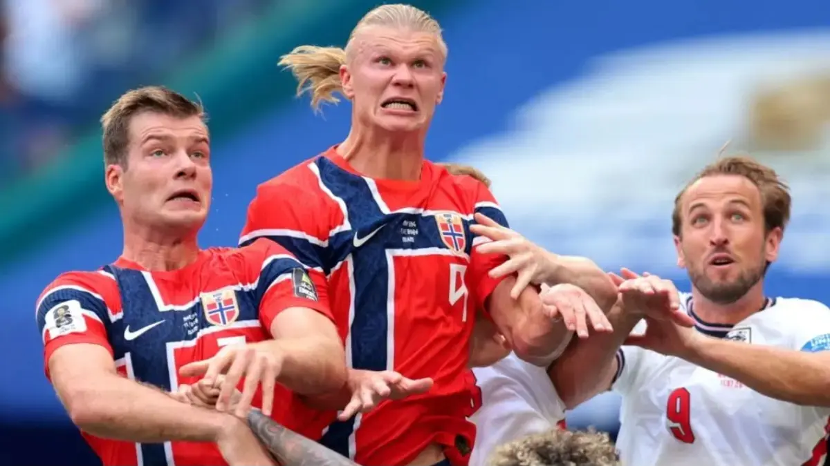 Erling Haaland (tengah) saat berduel udara ketika Norwegia menghadapi Inggris di perempat final Piala Dunia 2026. (givemesport)