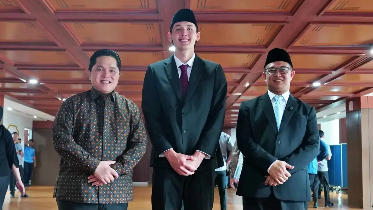 Ketum PSSI Erick Thohir (kiri) bersama Mitchell Baker (tengah) usai jalani proses sumpah WNI. (PSSI)