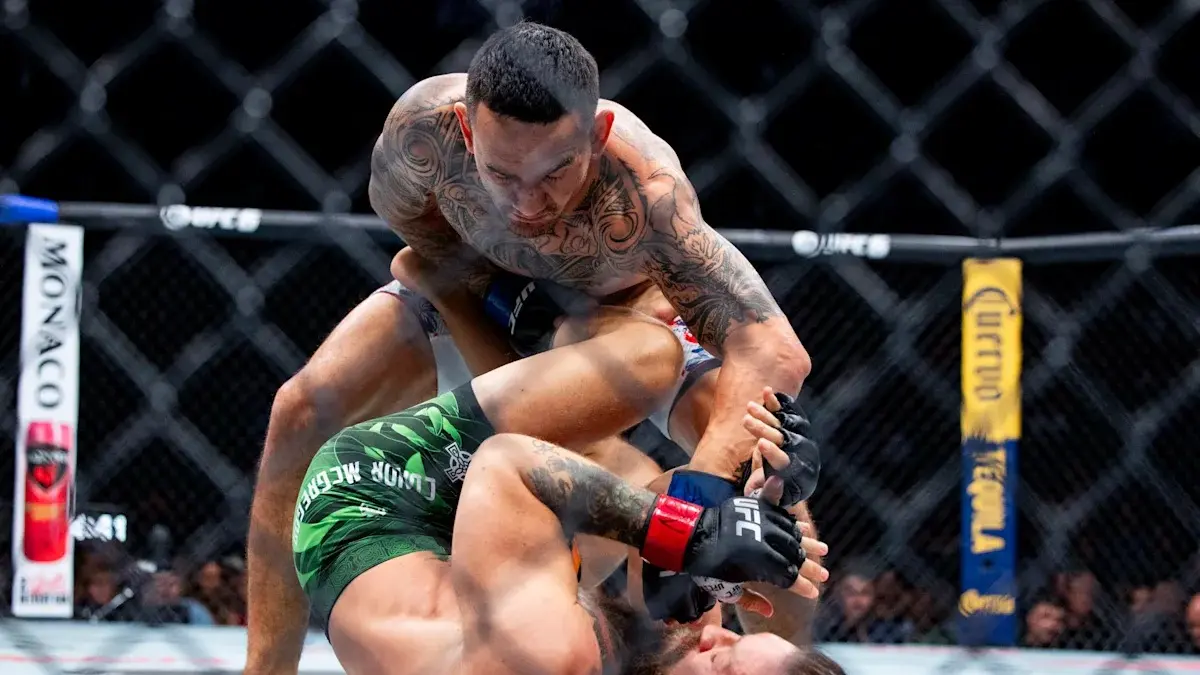 Max Holloway menghajar Conor McGregor.