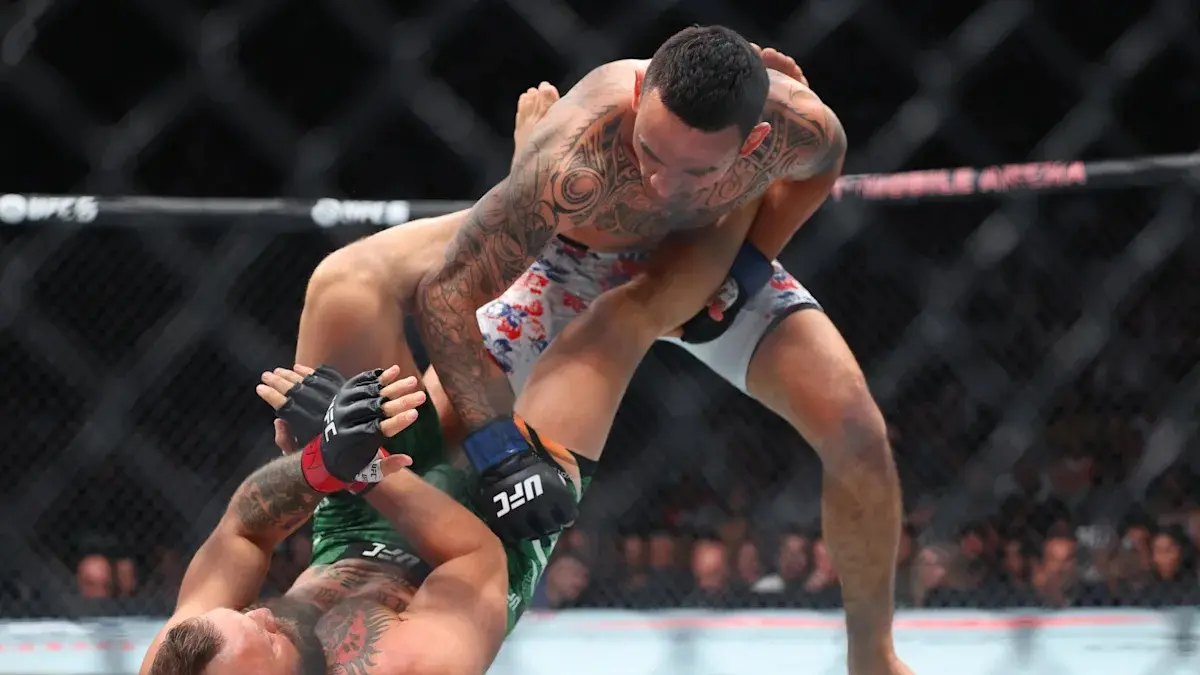  Max Holloway menghujani Conor McGregor dengan pukulan ground and pound.