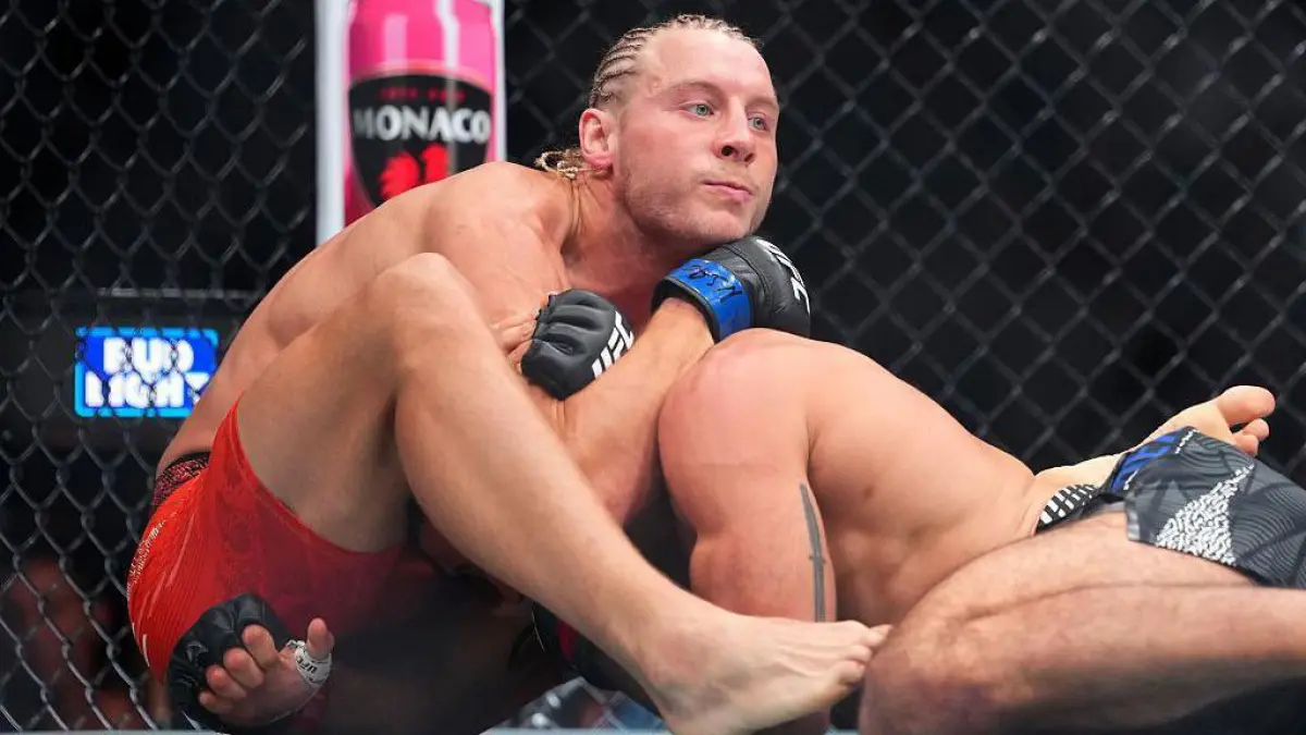 Paddy mengunci leher Benoit Saint Denis
