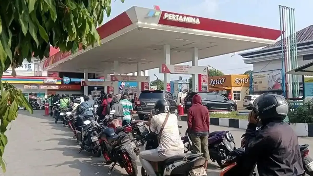 Antrian BBM semakin mengular dan langka di sejumlah SPBU di Samarinda. Terutama jenis Pertalite dan Solar.