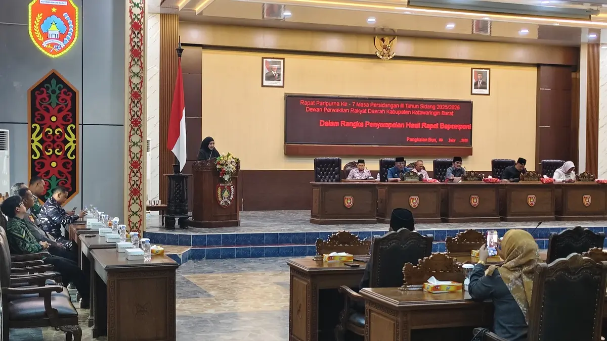 Ketua Bampemperda Mina Irawati saat membacakan hasil rapat bersama eksekutif dalam rapat paripurna.