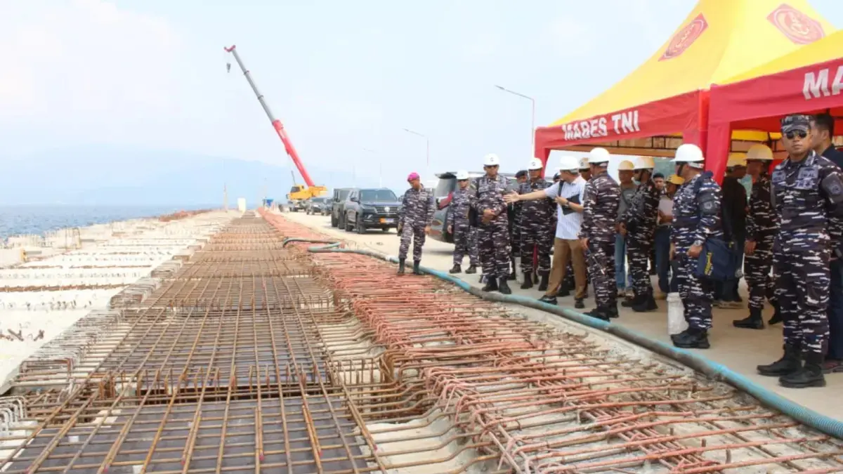 Panglima Koarmada Republik Indonesia Laksamana Madya TNI Denih Hendrata memeriksa kesiapan Lanal Lampung sebagai lokasi sandar dan labuh kapal induk Guseppe Garibaldi. (Koarmada Republik Indonesia)