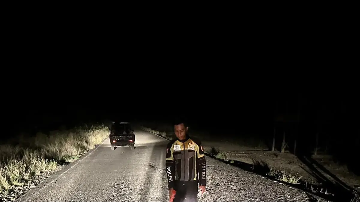 Personel Satlantas Tarakan melakukan olah TKP di lokasi kecelakaan yang menyebabkan dua pengendara motor tewas. ISTIMEWA