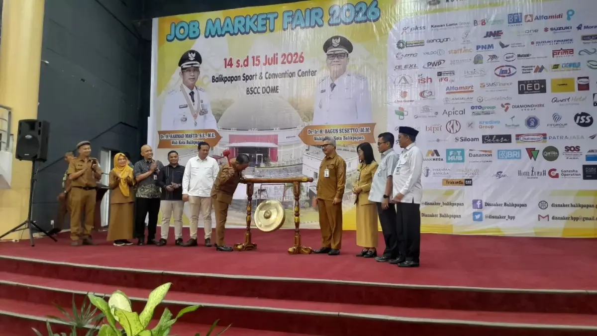 Asisten Ekbangkesra Pemkot Balikpapan, Andi Yusri Ramli membuka Job Market Fair 2026 di BSCC Dome Balikpapan. (Foto: ARIF FADILLAH/Balikpapan Pos)